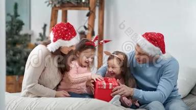 令人惊讶的是，女孩子从父母那里得到圣诞礼物，享受童年时光